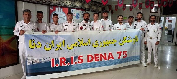 ادای احترام نظامی دو جانباز ناوشکن دنا به تیم سلامت