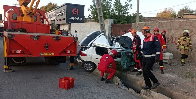 برخورد مرگبار ۲۰۶ با تیر برق فشار قوی در جاده شاندیز