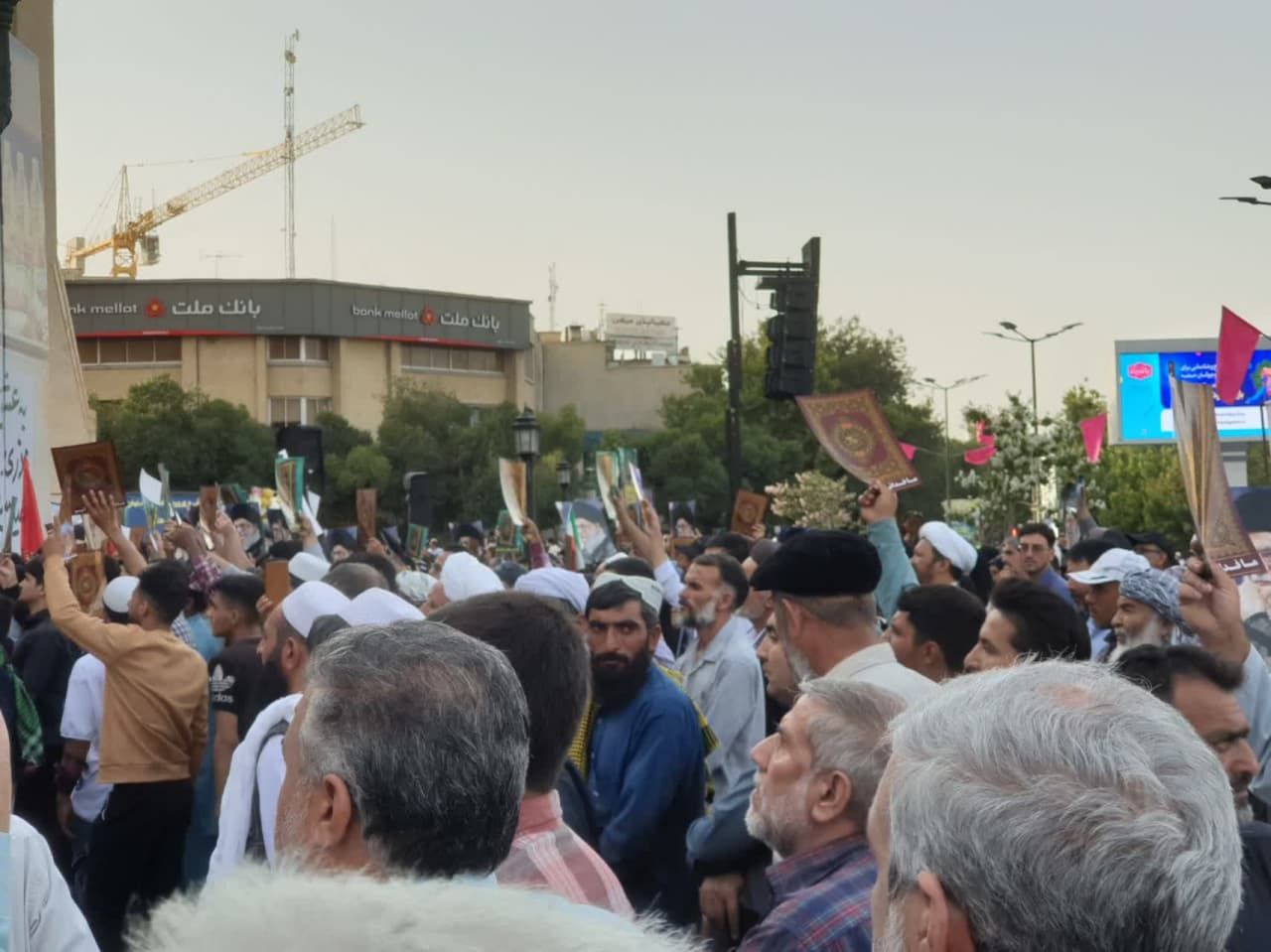 تجمع مردم اصفهان در اعتراض به هتک حرمت قرآن کریم+عکس