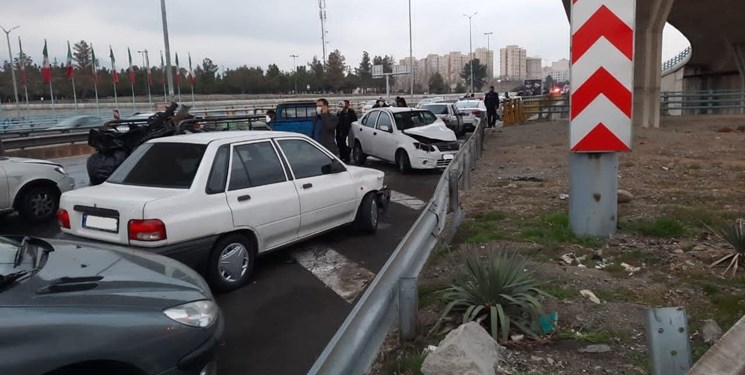 مصدومیت ۷ نفر بر اثر تصادف زنجیره‌ای در اتوبان تهران-قم