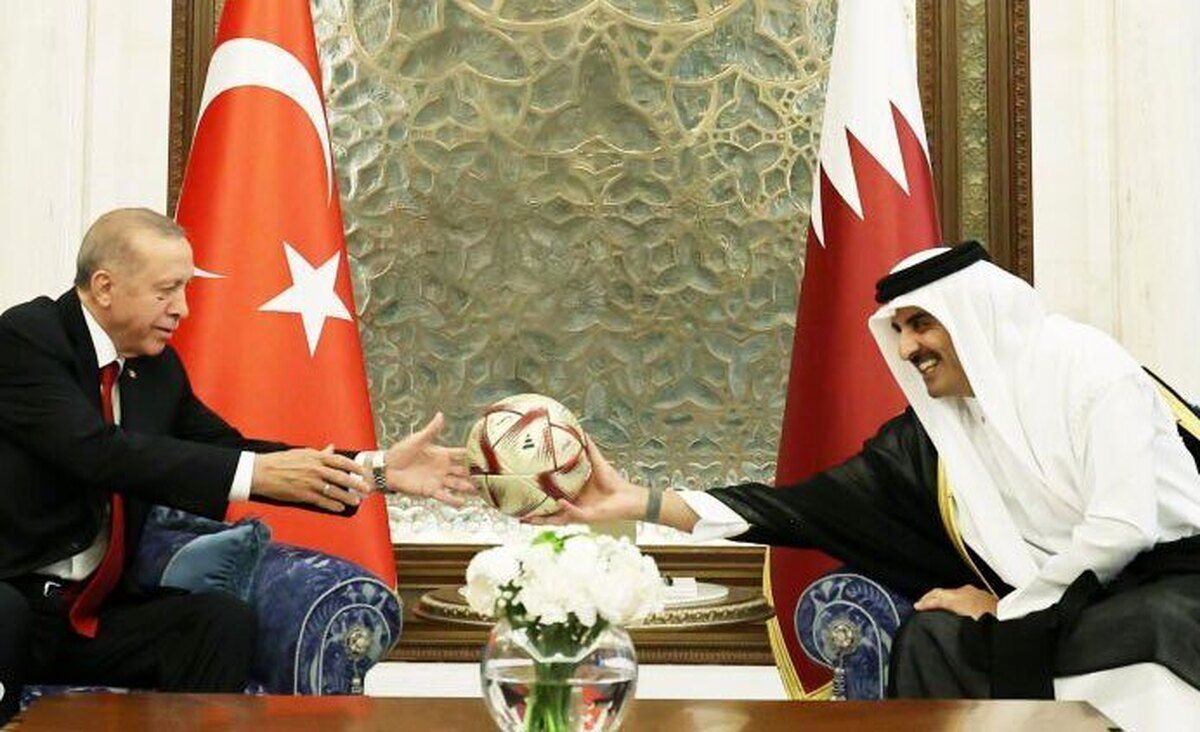 هدیه فوتبالی امیر قطر به اردوغان + عکس