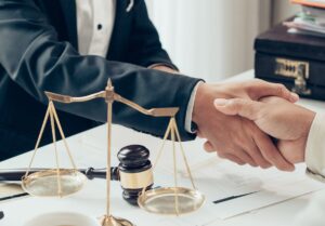 چگونه یک رزومه مناسب برای شغل وکالت داشته باشیم؟