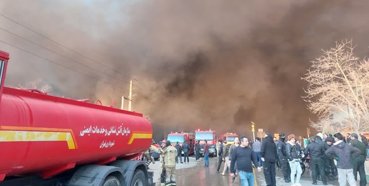 تلاش آتش‌نشانان برای اطفای حریق در خاورشهر+عکس