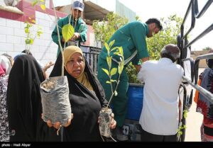 نهال رایگان در مسیر راهپیمایی ۲۲ بهمن توزیع می‌شود