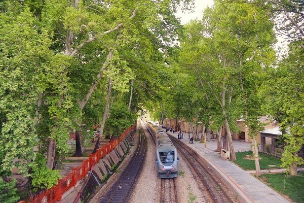 راه‌آهن در جابه‌جایی مسافران حومه ای ۴۸ درصد رشد داشته است