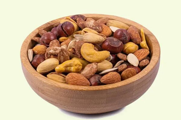 افزایش وزن با زیاده روی در مصرف آجیل‌ و تنقلات