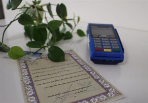 خواهر و برادر با هزینه سالگرد پدر یک زندانی آزاد کردند