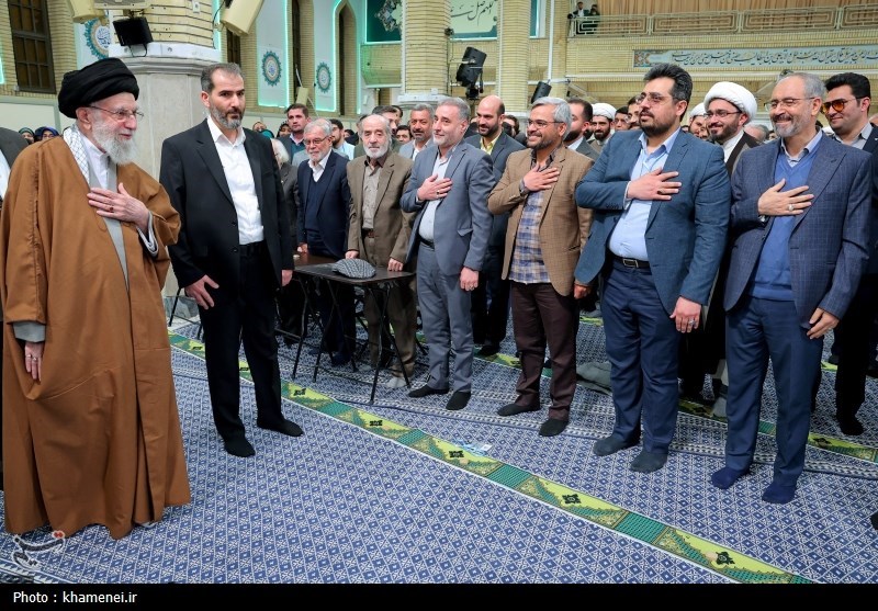 رهبر انقلاب:گسترش شاعران متعهد و انقلابی جوان امید‌آفرین است