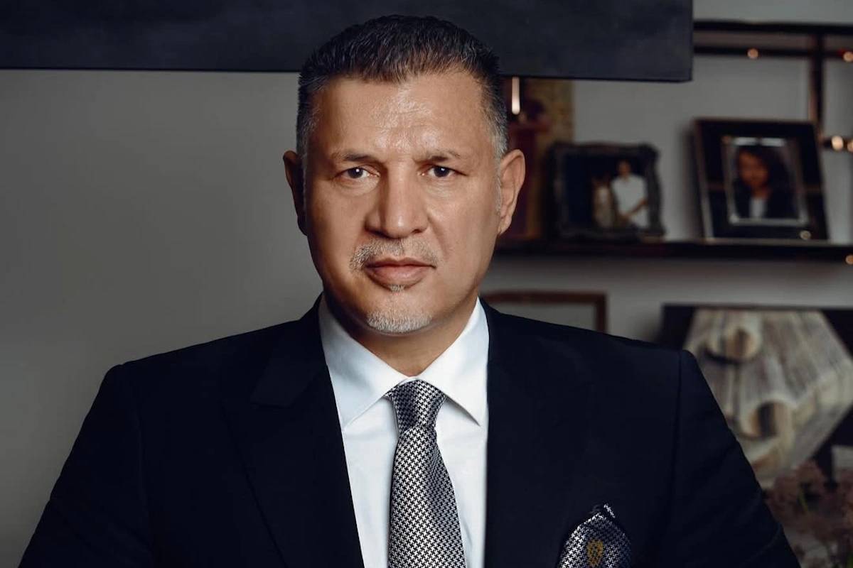 علی دایی با کروات میان هفت سین AFC + عکس