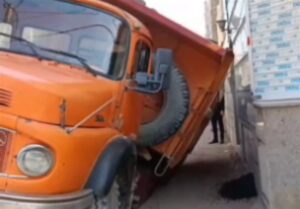بلعیده شدن کامیون توسط قنات متروکه در رباط‌کریم