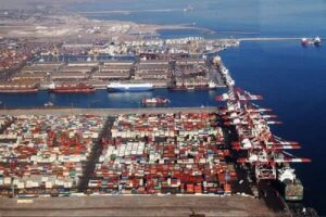 خروج کامیون‌ها از بندر شهید رجایی در حال انجام است