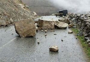 صدور هشدار ریزش سنگ و رانش زمین در محورهای کوهستانی شمال