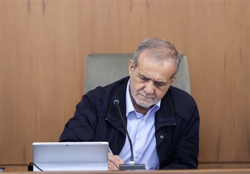 پیام تسلیت پزشکیان در پی درگذشت اکبر اعتماد
