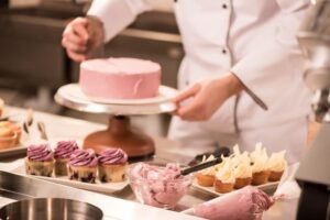 چگونه کارگاه کیک و شیرینی پزی خود را راه بیندازیم؟