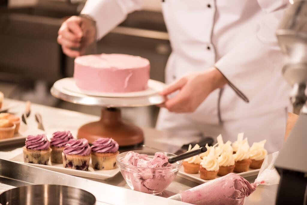 چگونه کارگاه کیک و شیرینی پزی خود را راه بیندازیم؟