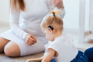 کم شنوایی در کودکان: چرا کلینیک آوا اودیولوژی بهترین انتخاب است؟