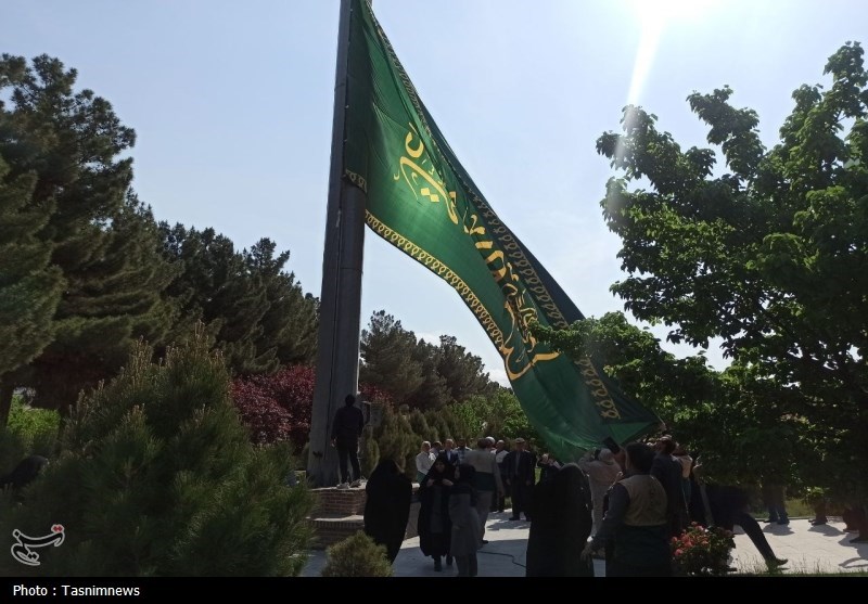 اهتزاز پرچم مطهر حرم رضوی در استانداری خراسان شمالی+تصاویر
