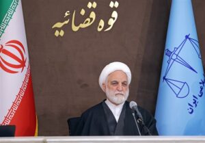 حضور محسنی اژه‌ای در منزل شهید رئیسی