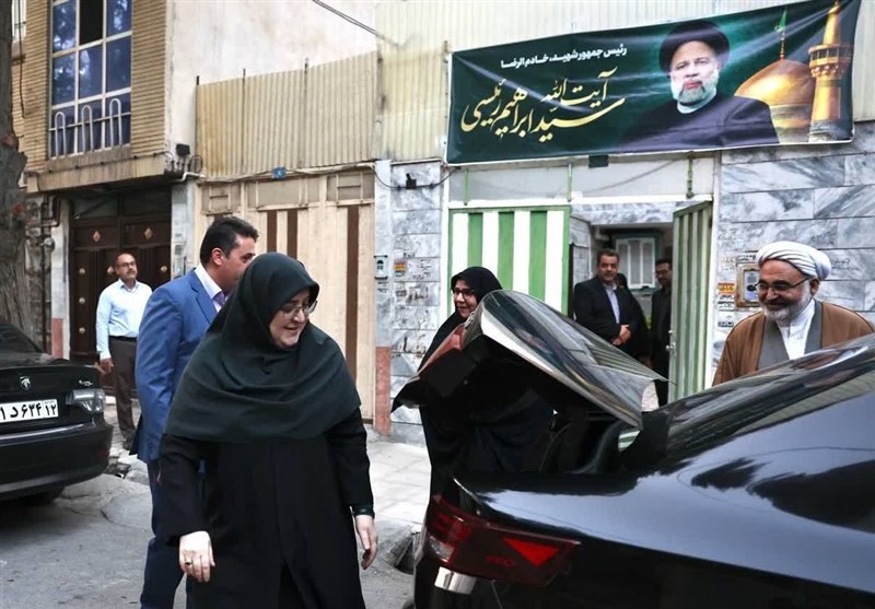 دیدار سخنگوی دولت با مادر شهید جمهور