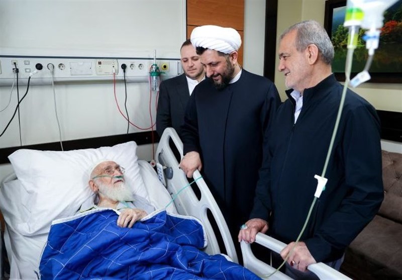 رئیس‌جمهور از آیت‌الله نوری همدانی عیادت کرد