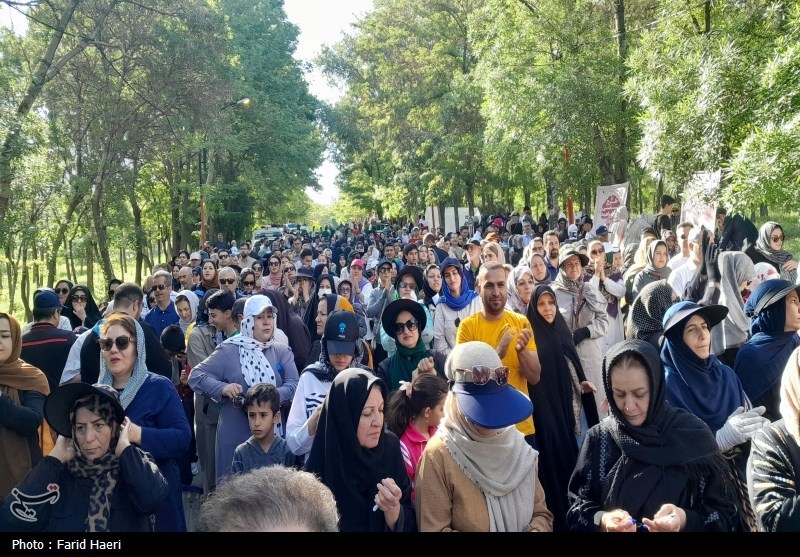 زنجانی‌ها با پیاده‌روی پرشورشان “فتح خرمشهر” را گرامی داشتند