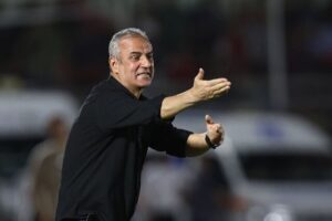 سرمربی پرسپولیس: جایی که من هستم کسی نمی‌تواند باند درست کند