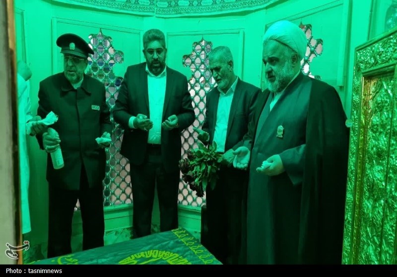 غبارروبی امامزاده حضرتین(ع) شهر قدس؛ زیر سایه خورشید