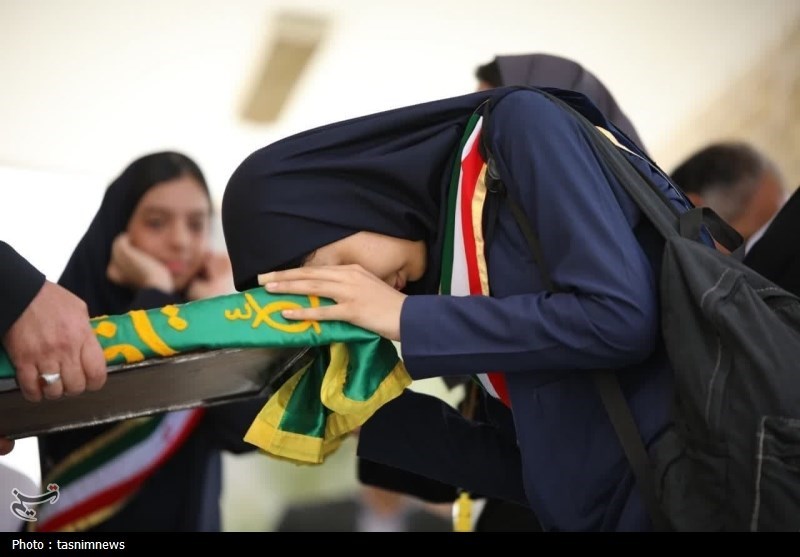 کاروان زیر سایه خورشید در میان دانش‌آموزان شهریار+عکس