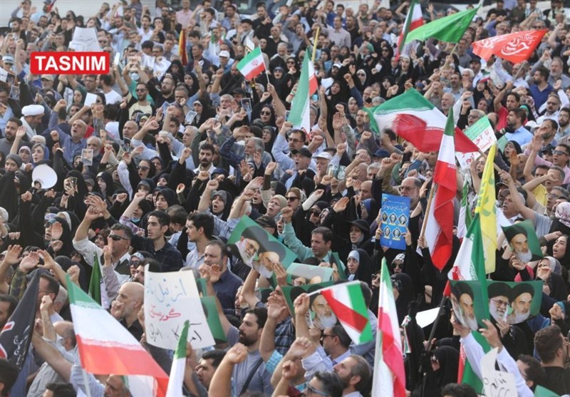 تجمع مردم تهران در محکومیت تجاوز به تاسیسات هسته‌ای