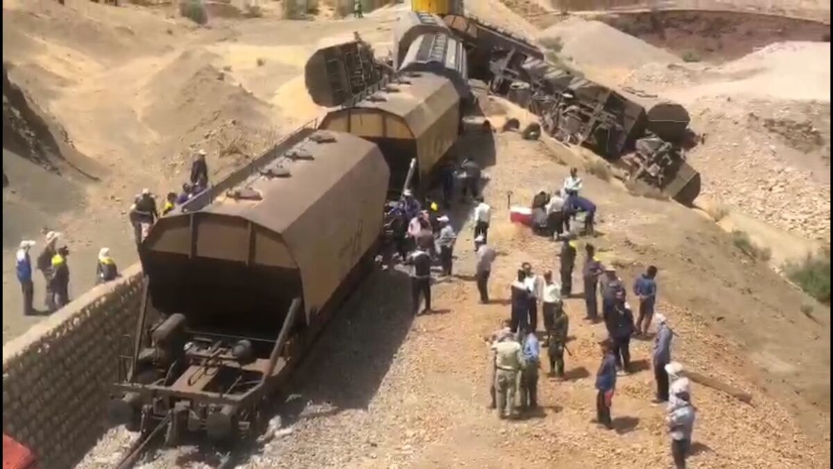 تصاویری از خروج واگن‌های باری از ریل در محدوده لرستان