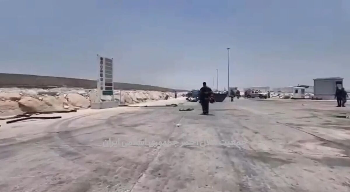 تصاویری از میزان خسارت در حادثه آتش سوزی کشتی حامل متانول در بندر دیر بوشهر