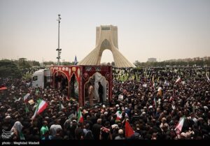 پیکر کودکان بر دوش سرداران شهید/ احترام نظامی دانشجویان به شهدای اقتدار