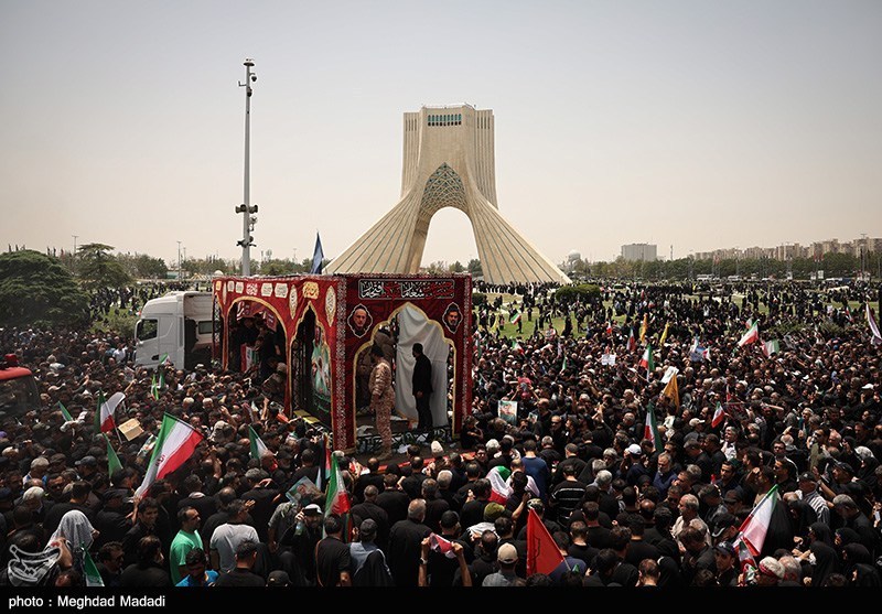 پیکر کودکان بر دوش سرداران شهید/ احترام نظامی دانشجویان به شهدای اقتدار
