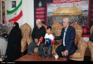 رئیس بنیاد شهید با خانواده شهید طاووسی دیدار کرد