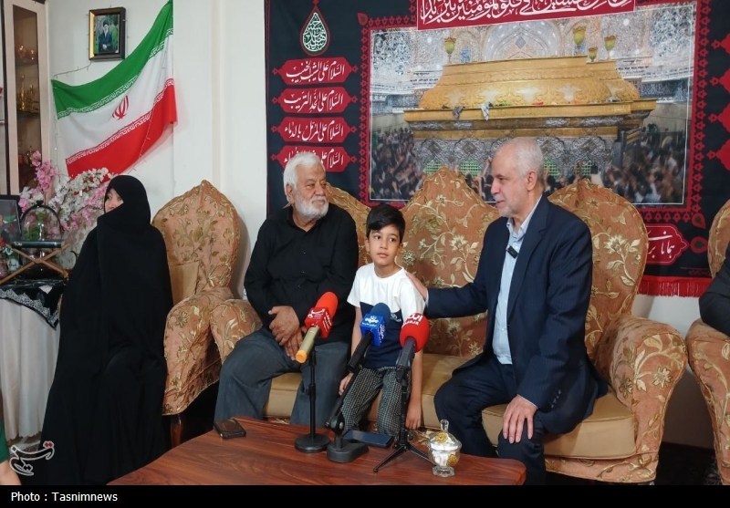 رئیس بنیاد شهید با خانواده شهید طاووسی دیدار کرد