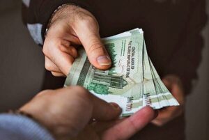 چه کسانی از لیست یارانه‌بگیران حذف می‌شوند؟