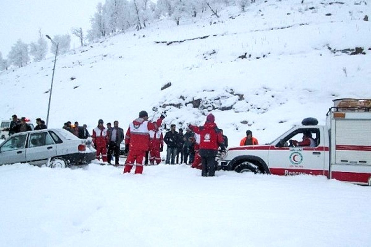نجات ۱۴ مسافر گرفتار در برف و کولاک در جاده‌های خراسان