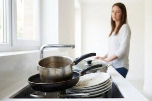 چرا نباید ظروف کثیف را شب تا صبح در سینک رها کنید؟